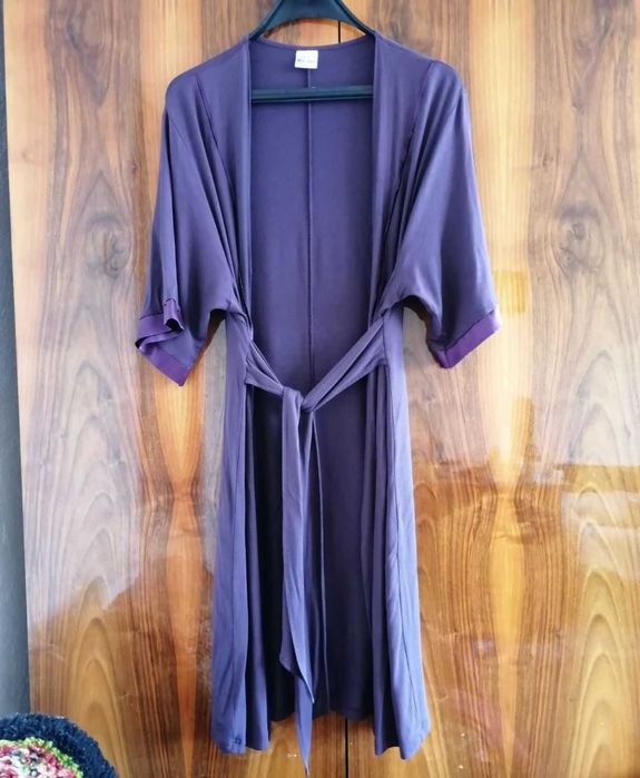 Дълъг лилав халат с външни и вътрешни връзки