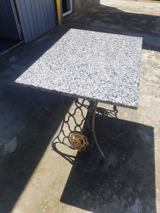 Masa de exterior cu blat din granit