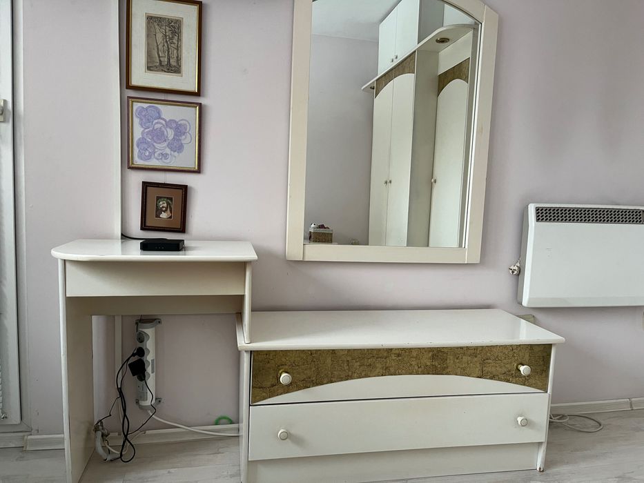 Тоалетка, скрин и огледало.