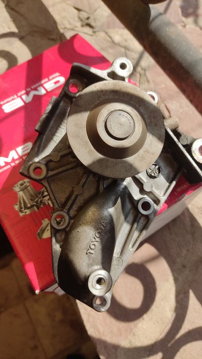 Помпа б/у на двигатель 3S-FE