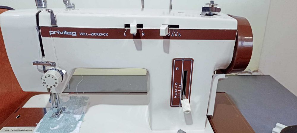 Masina de cusut electrica Privileg Voll-ZickZack pe transmisie metalic