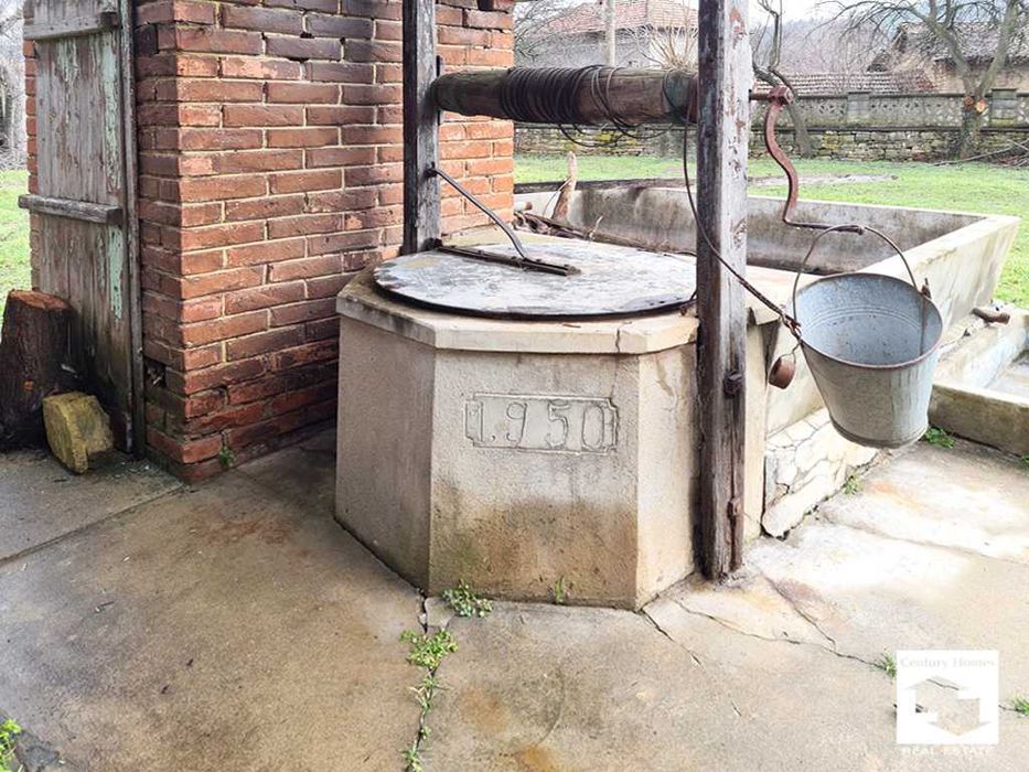 140333 Двуетажна къща с кладенец и гараж в с. Долна Липница