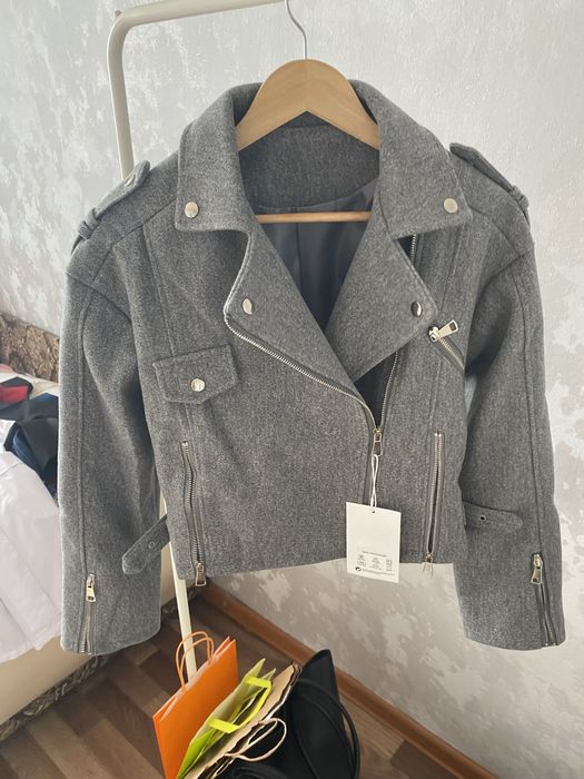 Серая укороченная куртка-косуха из плотной ткани