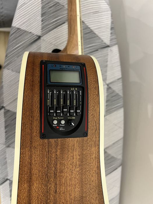 Гитара в хорошем состояние