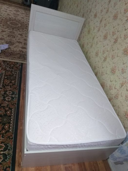 Продам кровать с матрасом