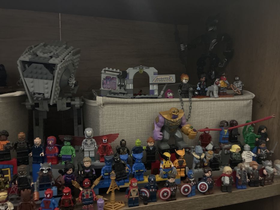 Vand figurine si seturi lego