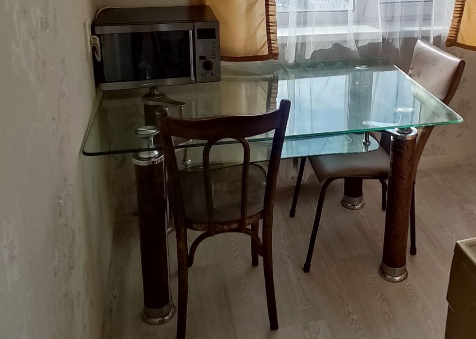 Продам стол стеклянный