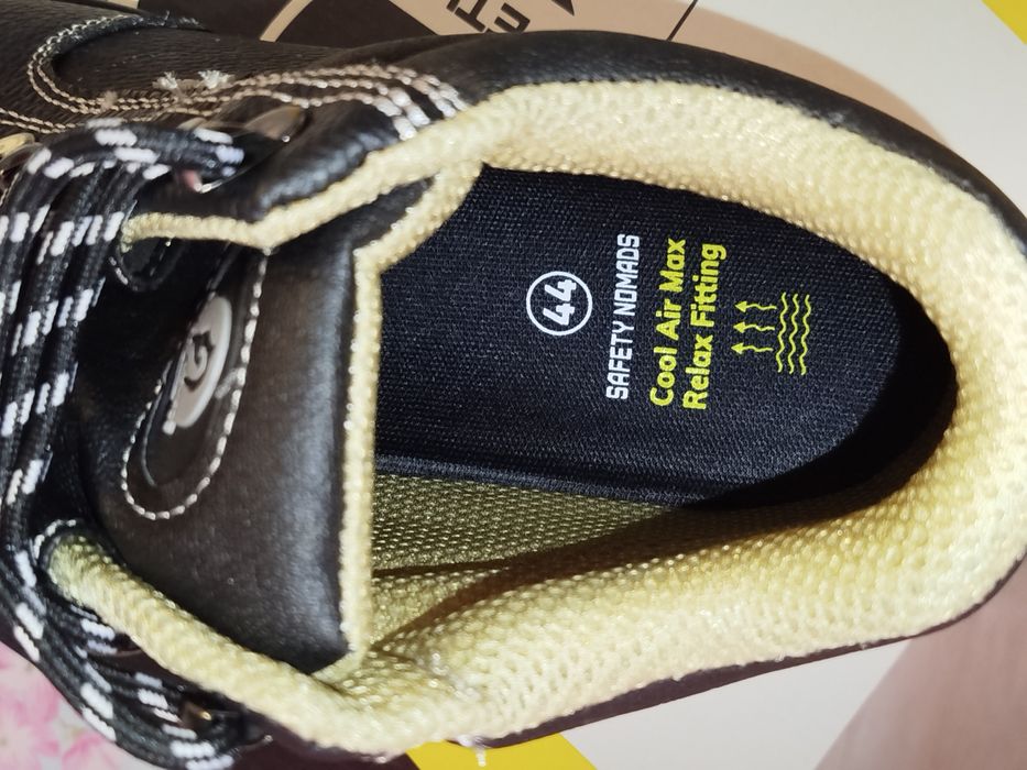 Продам рабочую обувь.