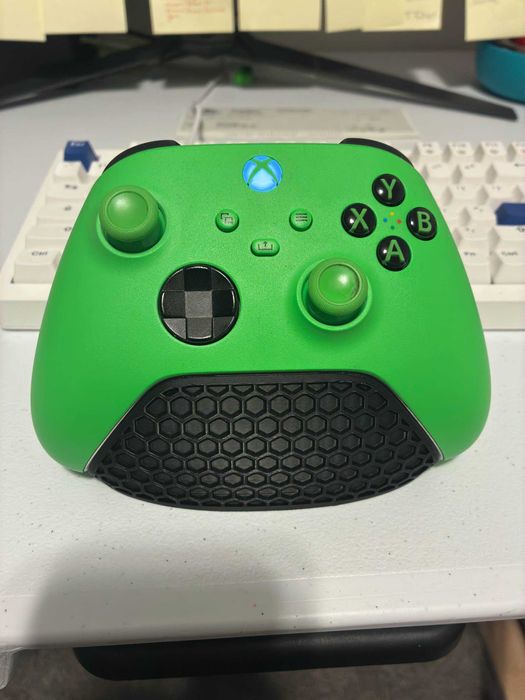 Стойка за Xbox контролер с шестоъгълен дизайн