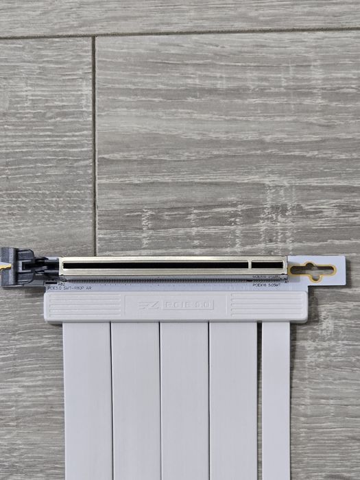 Cablul Riser PCIe 5.0 X16 EZDIY-FAB 128GB/s – Alb, 20 cm