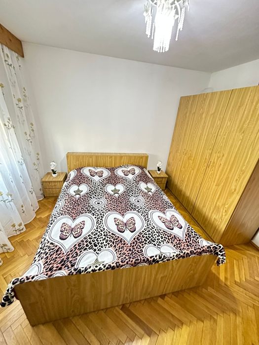 Închiriez apartament cu 4 camere
