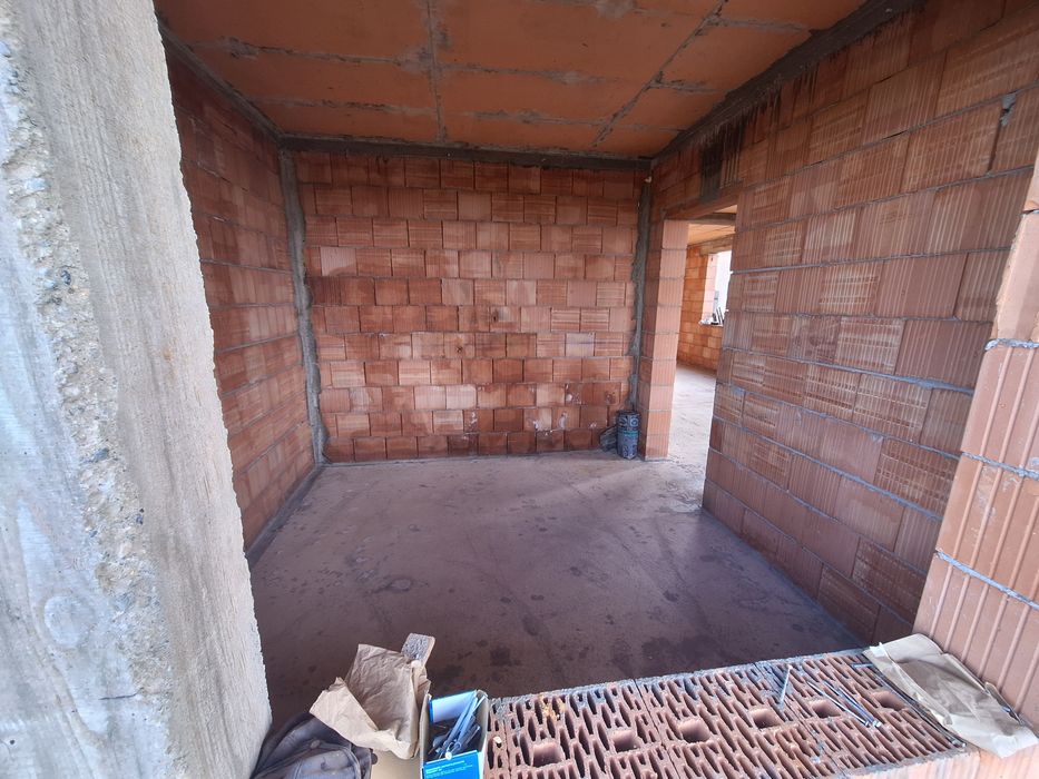 Se vinde casa la rosu in Livada-Arad