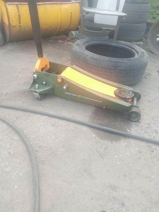 Продам домкрат подкатной 3 тоник