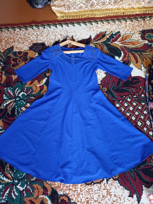 Ayollar kiyimi arzon narxda sotiladi.