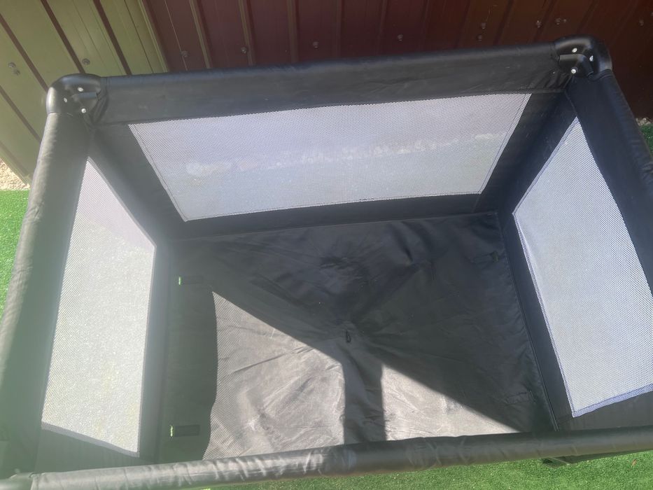 Pătuț bebeluși pliabil.Potrivit de la naștere până la aproximativ 15 kg.Dimensiuni asamblate Î70 x L99 x A70 cm Dimensiuni pliat Î70 x L20 x A20 cm
