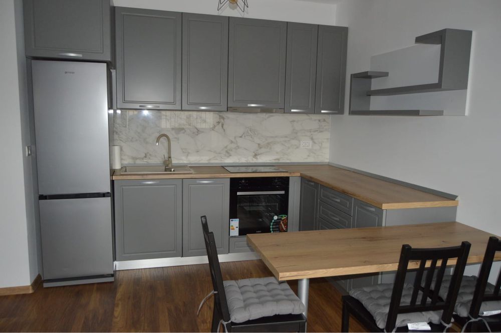 Vand apartament utilat mobilat .