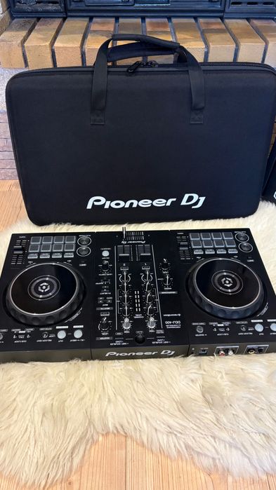 Vând consola Pioneer DJ DDJ-400, folosită de câteva ori în casa.