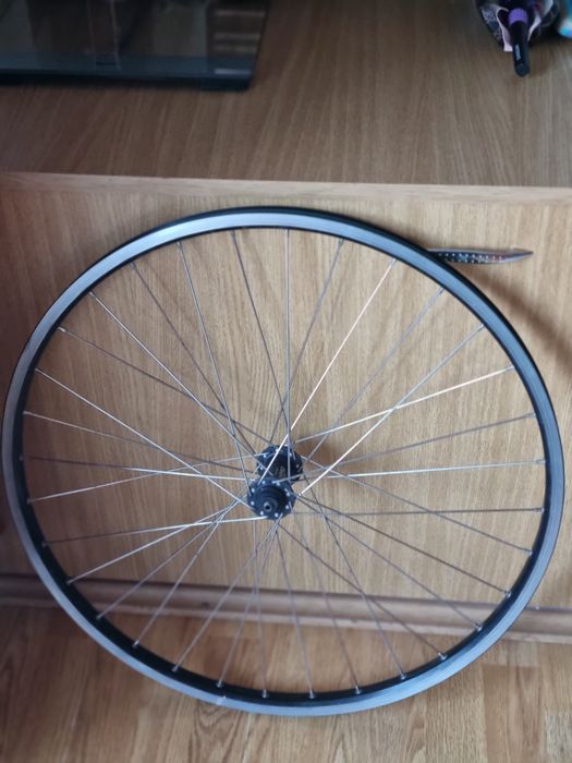 Roti bicigleta Shimano si un cadru.