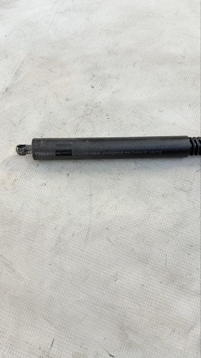 Амортисьор на капака на багажника за БМВ 7 Серия