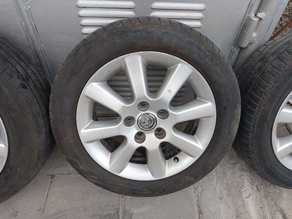 16 5x114.3 Toyota с летни гуми 205 55  и гайки