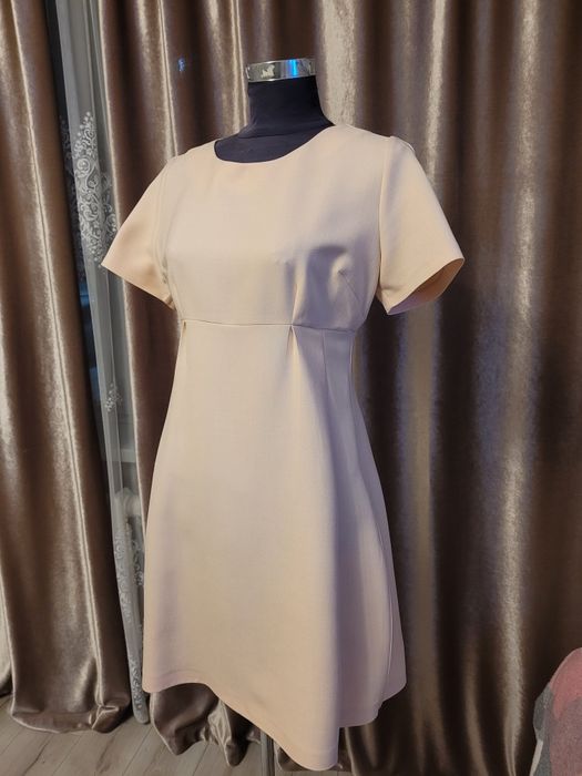 Платье для стройной девушки с тонкой талией.