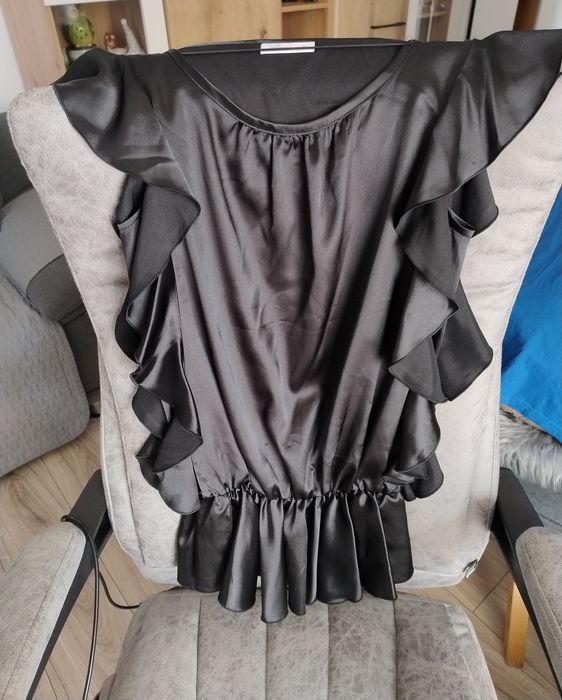 Bluza satin cu volane laterale și la baza inferioara