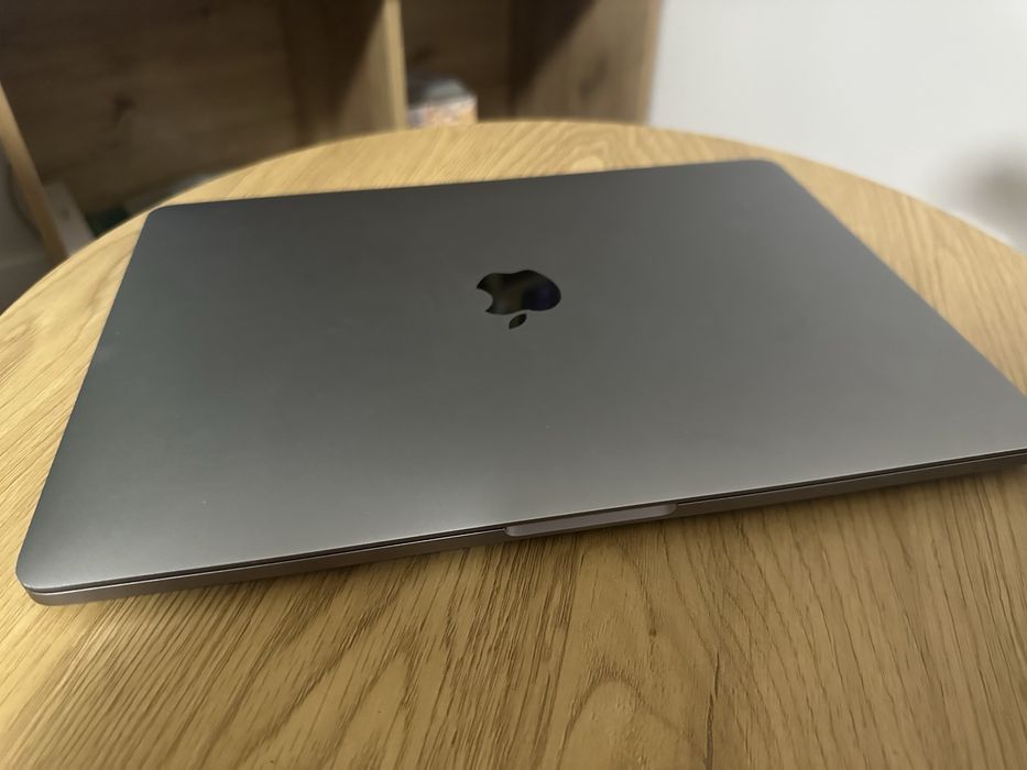 MacBook Pro 13” 2020, i5, 16GB RAM, 4x Thunderbolt 3