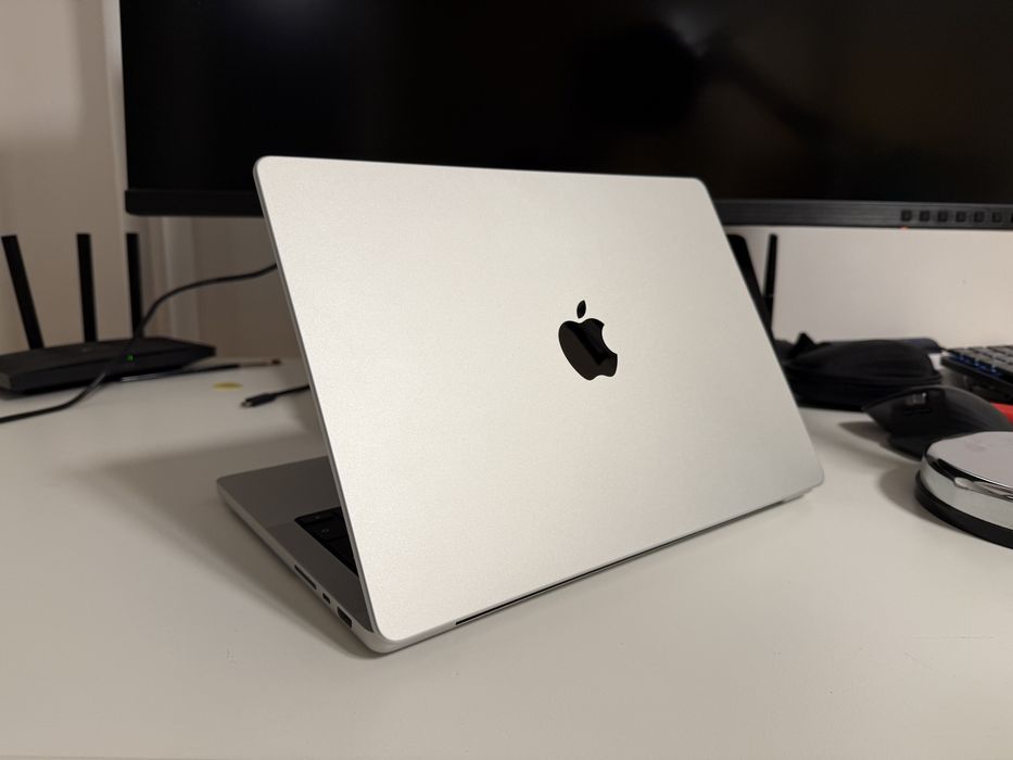 Macbook Pro M4 Pro + Чанта и Застраховка
