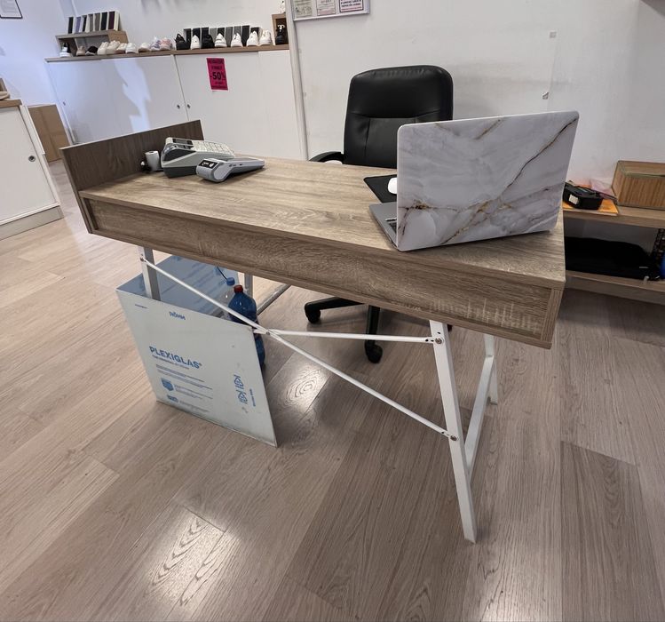 Mobilier complet pentru magazin, făcut la comandă – stare foarte bună