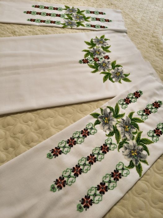 Ie cu margele cusută la mâna