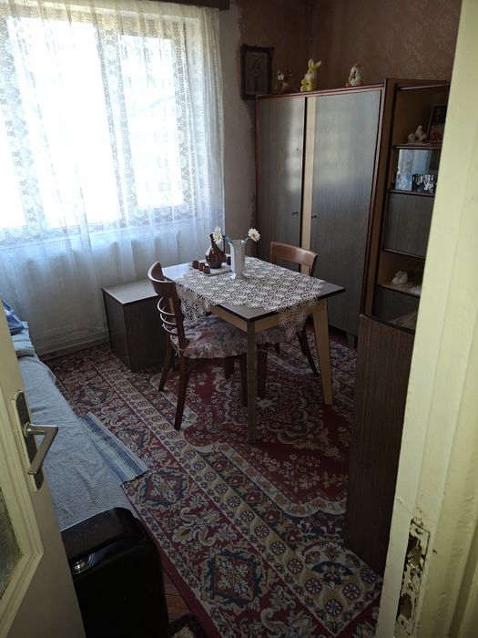 Se vinde apartament cu 2 camere decomandat.
