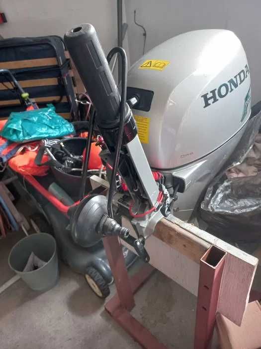 Продавам перфектен извънбордов двигател Honda 20 к.с.