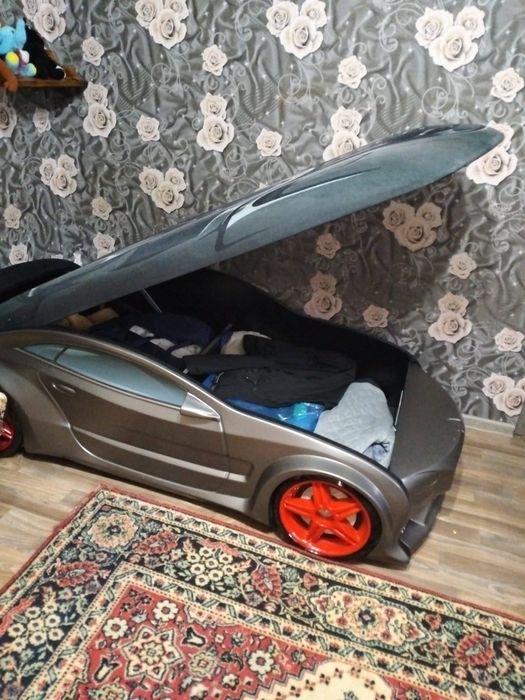 Кровать-машинка.