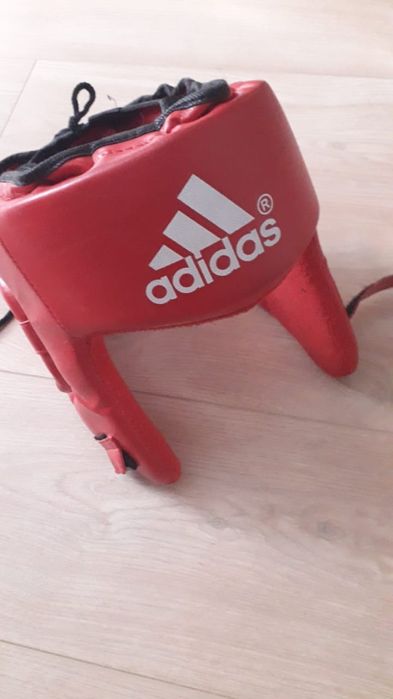 Боксерские перчатки и шлем