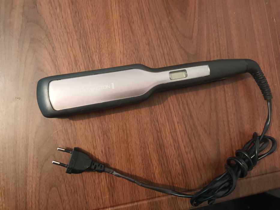 Преса за коса REMINGTON перфектно работеща