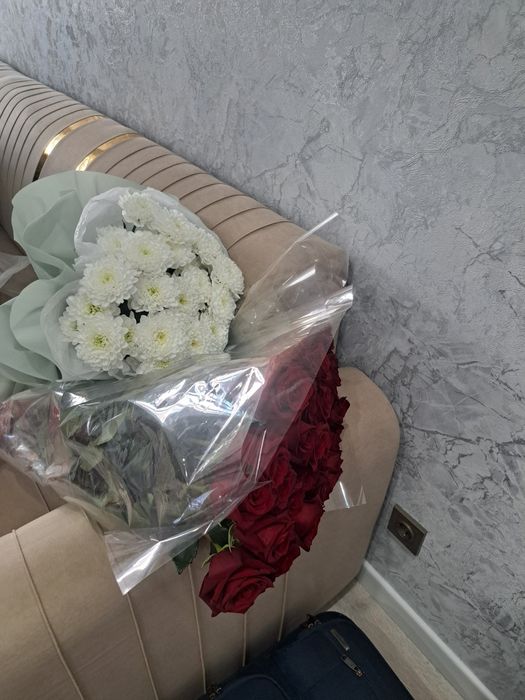 Роза 25 штук метровый  и 21 шт белые цветы