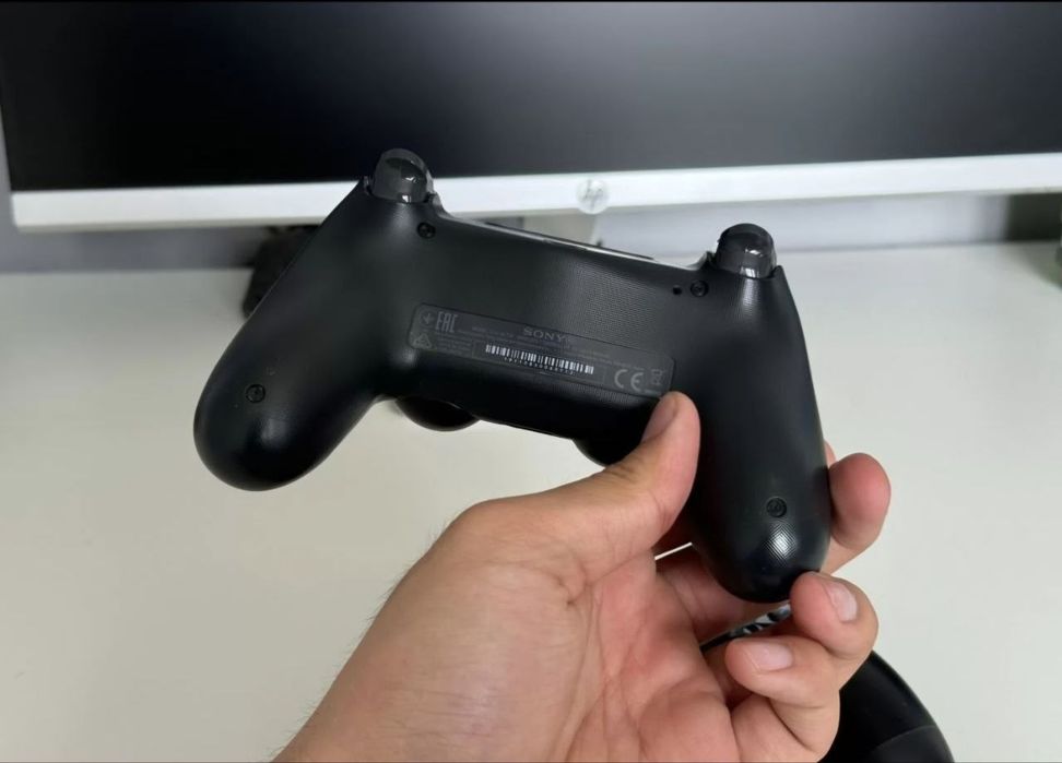 Sony PS4 PRO 1 TB 4K HDR, 2 джойстика оригинал. С играми.