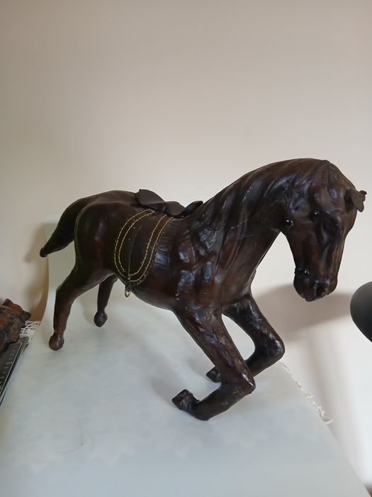 Cal anvelopat in piele,vintage.