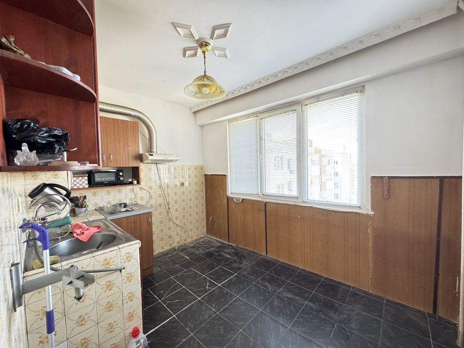 Продава апартамент три стаи и кухня в гр. Казанлък