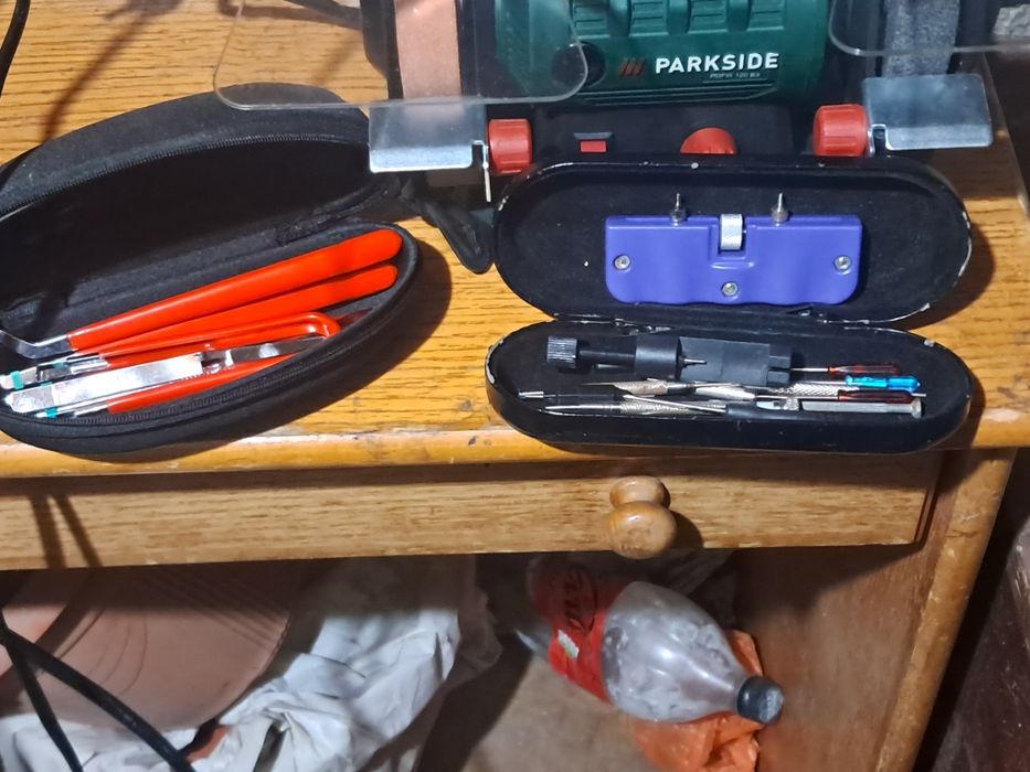 Сет за часовникари (в черната кутия със синия апарат):
​Син инструмент