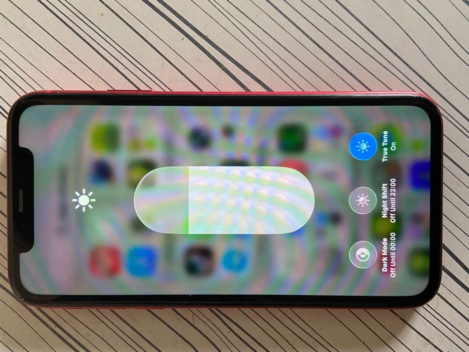 iPhone 11 красный