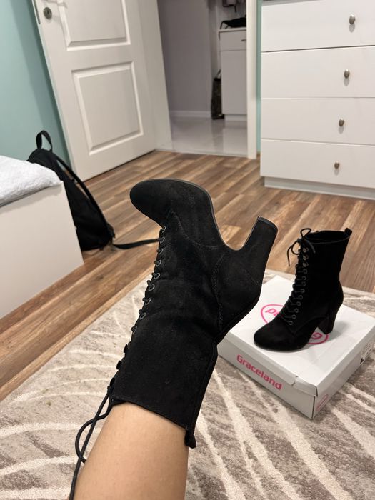 Черни велурени боти на ток