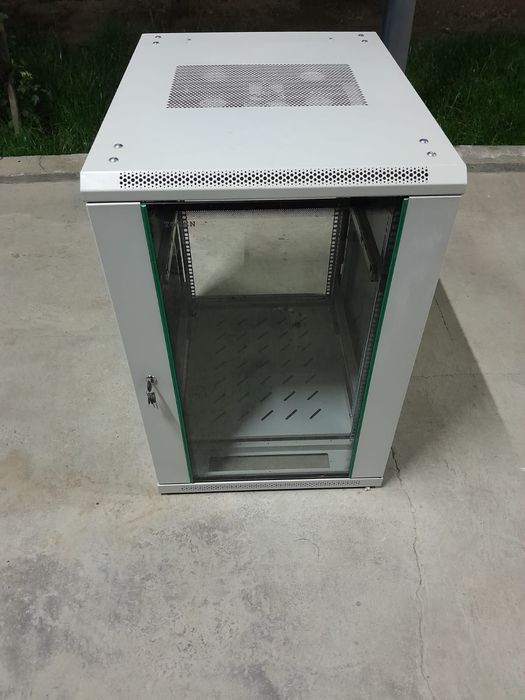 Серверный шкаф ещё есть маленький шкаф