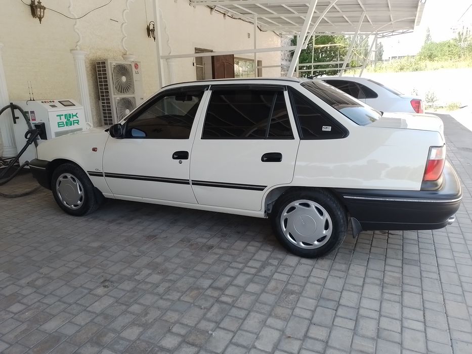 Nexia sotiladi bir qo'l