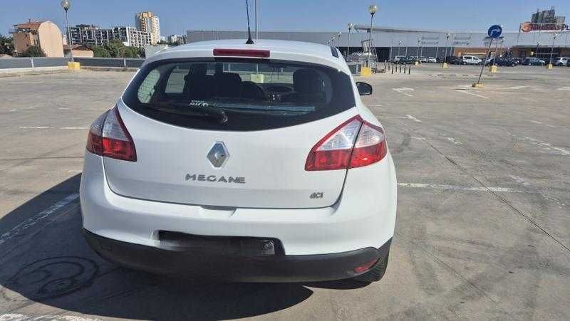 Продавам Рено Меган