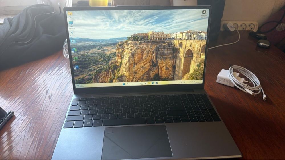 Ноутбук castom продаю новый