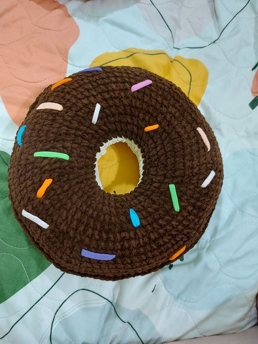 Продам вязаные подушки-пончики