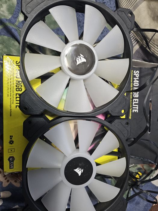Vand 2 Ventilatoare Corsair SP140rgb cu hub rgb și 2 Ventilatoare Artic F12, de 120 stare foarte bună