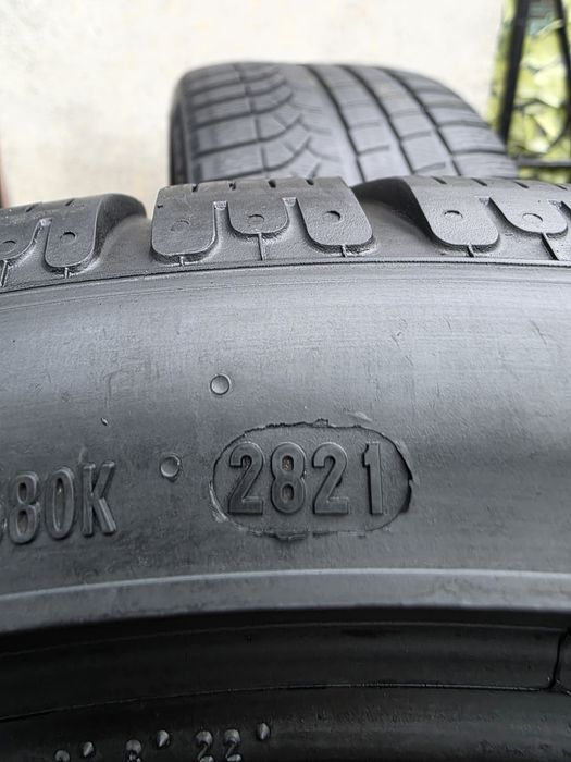 Vând două anvelope de iarna pirelli 305 30 21  dot 2821