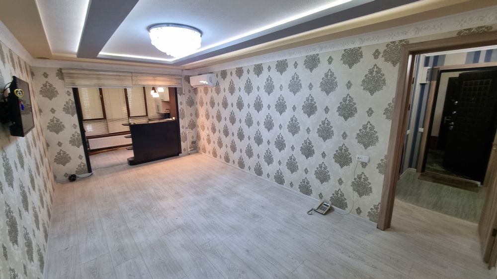 Вокзалда бозорни тугрисида 2 хоналик квартира сотилади, 3 этаж уртада.